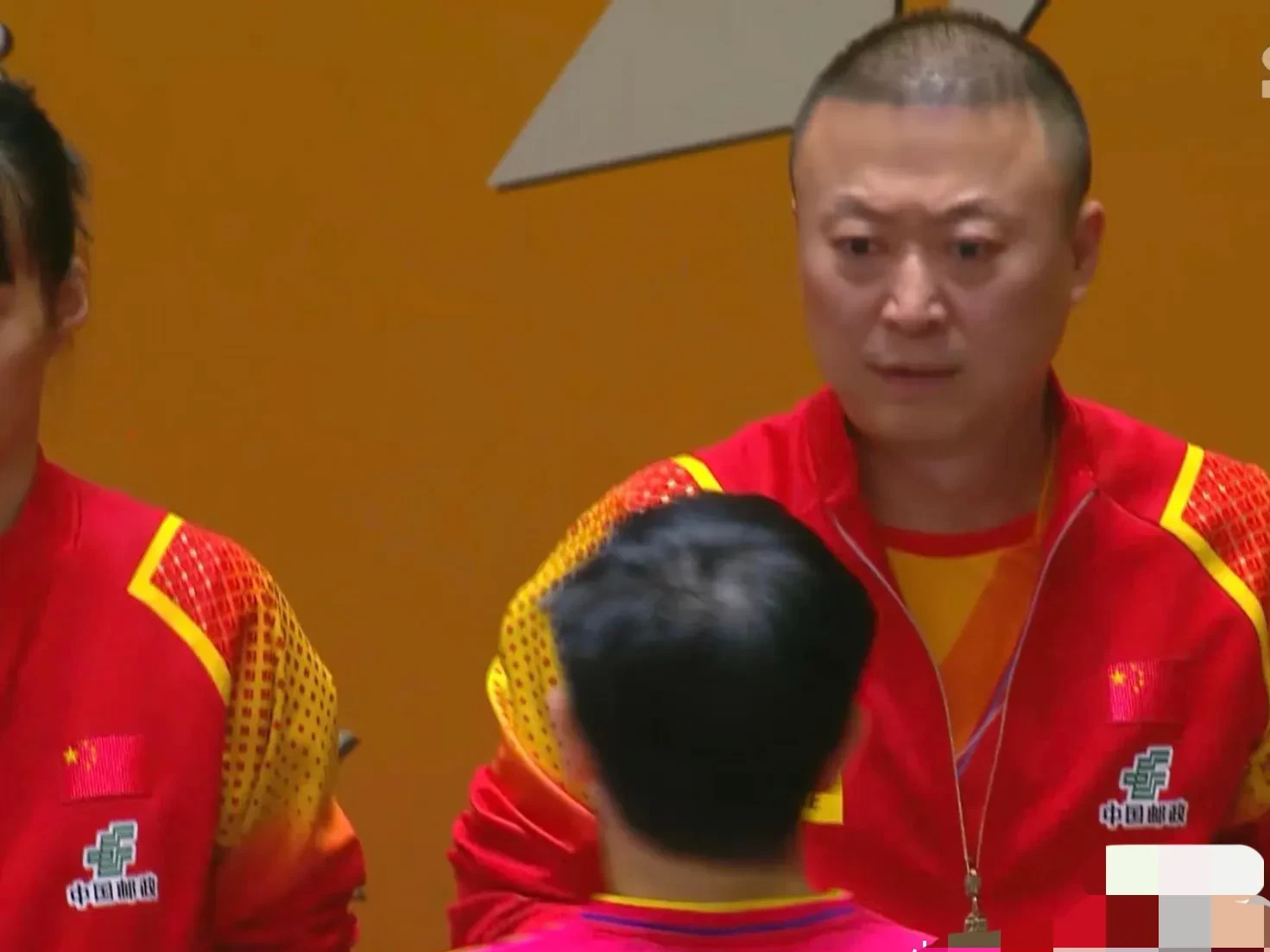 开云体育-新人表现抢眼，赢得球迷青睐和教练赞誉