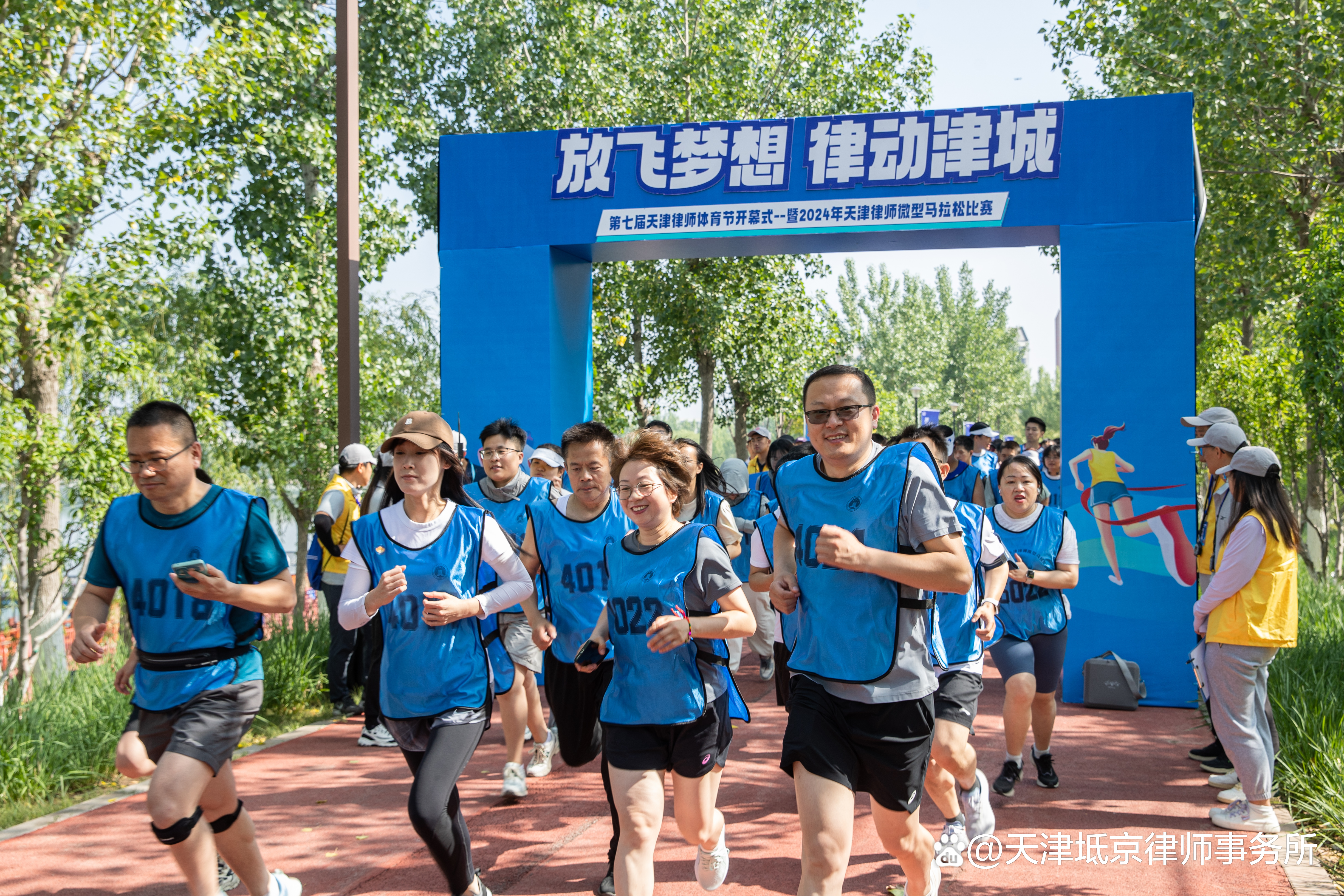 开云体育官方网站-大赛决赛前的热身赛：全队精神饱满迎接挑战的简单介绍