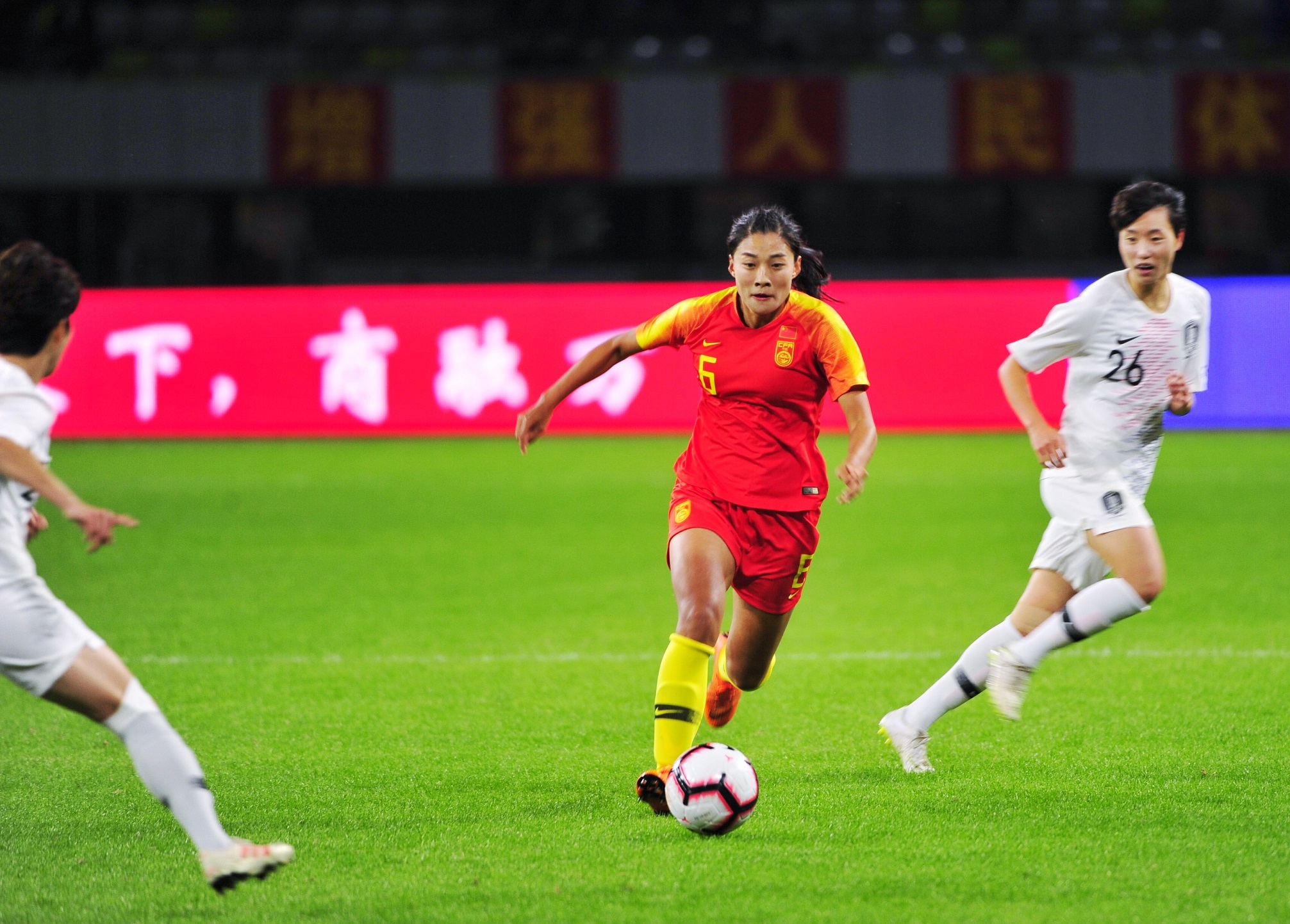 中国女足球员团队合作默契，取得胜利