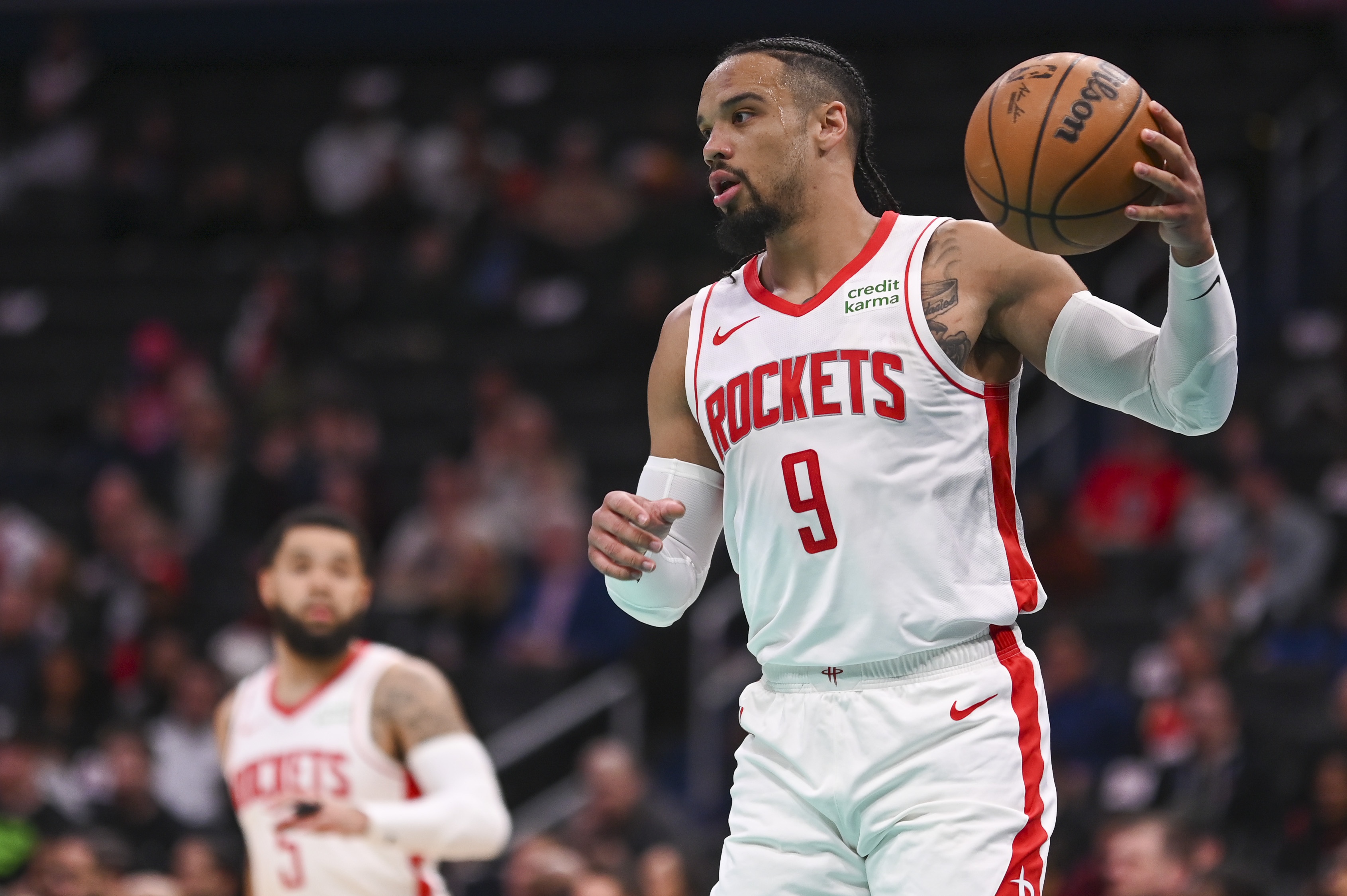 火箭险胜灰熊取得三连胜