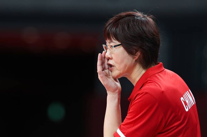 排球传奇谢幕，球迷泪洒赛场