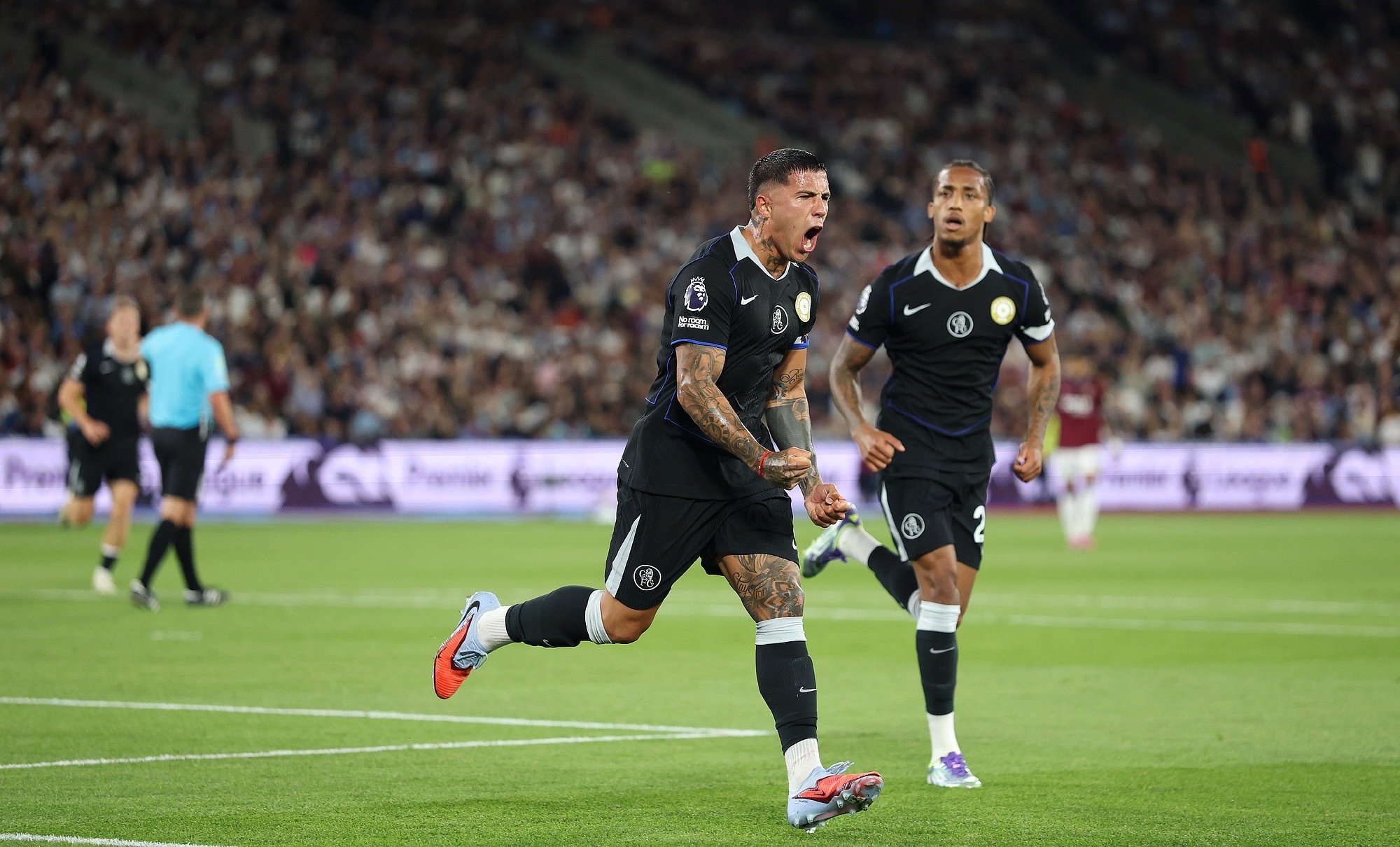 切尔西对阵克罗地亚,帕尔默防守端锁死对手 切尔西对阵克罗地亚,帕尔默防守端锁死对手