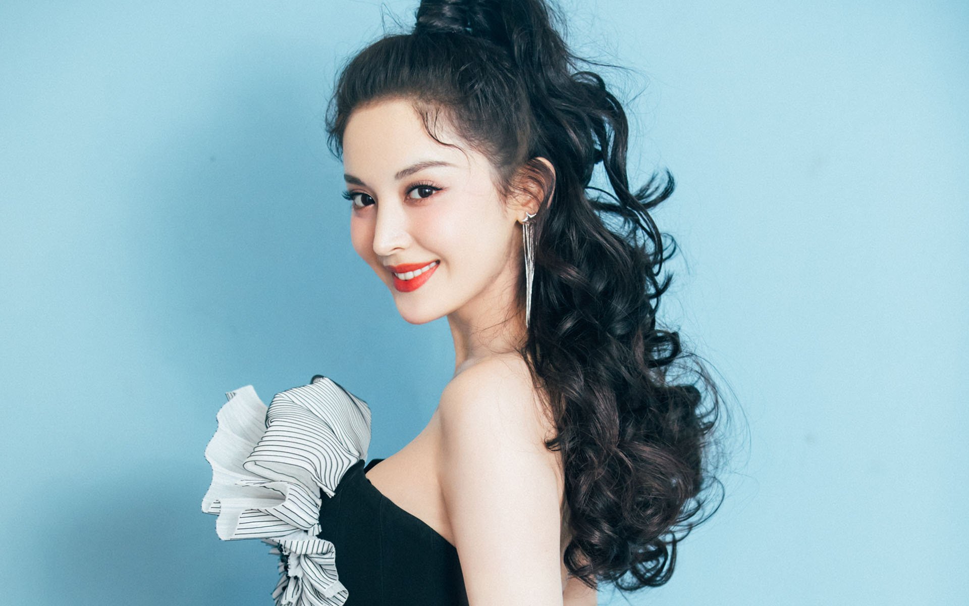 开云体育中国-欧文44分天神下凡，尼克斯主场力克广东队，东决关键战上演个人英雄主义史诗